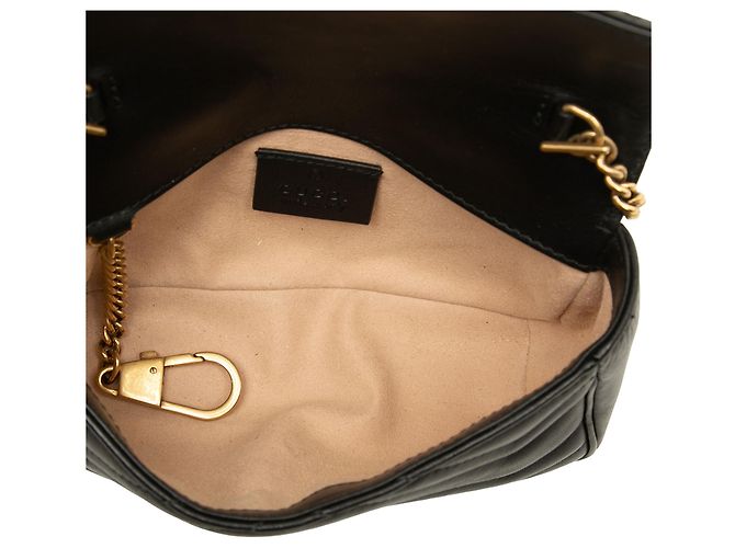 Gucci Mini GG Marmont Matelassè in pelle di vitello nera, borsa a tracolla con patta - vista 4