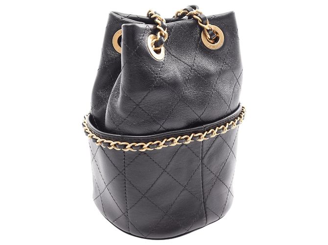 Chanel Small CC Quilted Bucket Bag aus schwarzem Lammleder - Ansicht 2