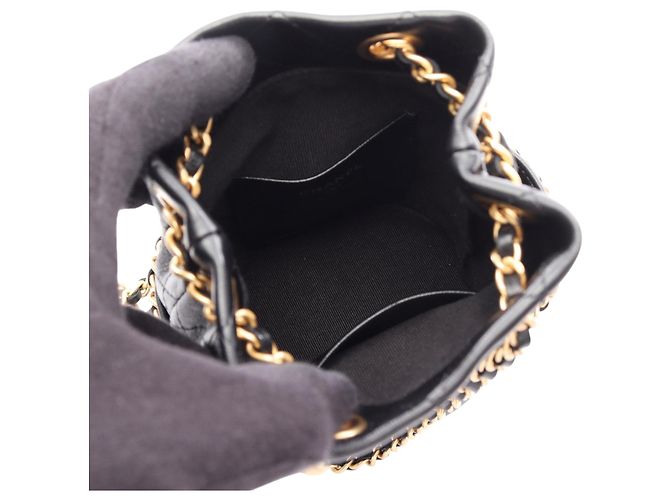 Chanel Small CC Quilted Bucket Bag aus schwarzem Lammleder - Ansicht 3
