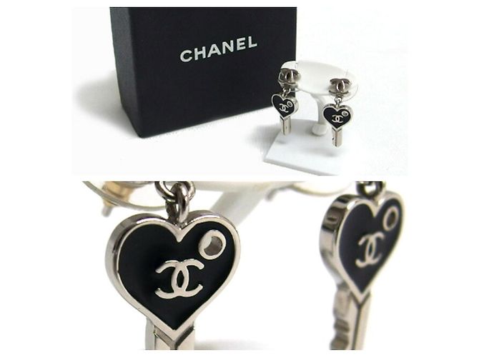 Chanel Coco Mark Swing Heart Key Stecker-Ohrringe - Ansicht 4