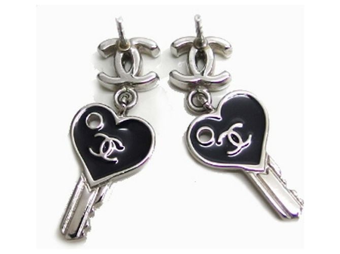 Chanel Coco Mark Swing Heart Key Stecker-Ohrringe - Ansicht 5