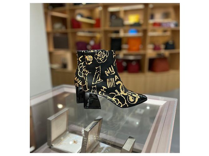 Botines Chanel para mujer de piel negra con estampado dorado - vista 2