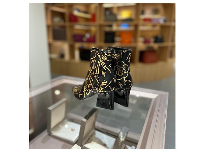 Botines Chanel para mujer de piel negra con estampado dorado - vista 3