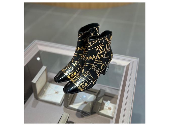 Botines Chanel para mujer de piel negra con estampado dorado - vista 4