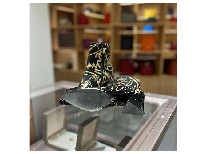 Botines Chanel para mujer de piel negra con estampado dorado - vista 5