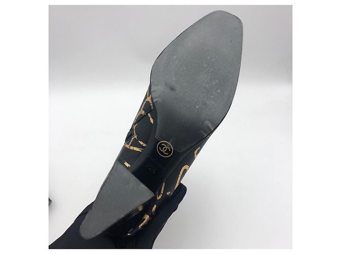 Botines Chanel para mujer de piel negra con estampado dorado - vista 6