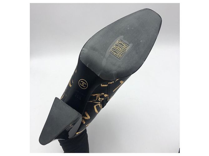 Botines Chanel para mujer de piel negra con estampado dorado - vista 7