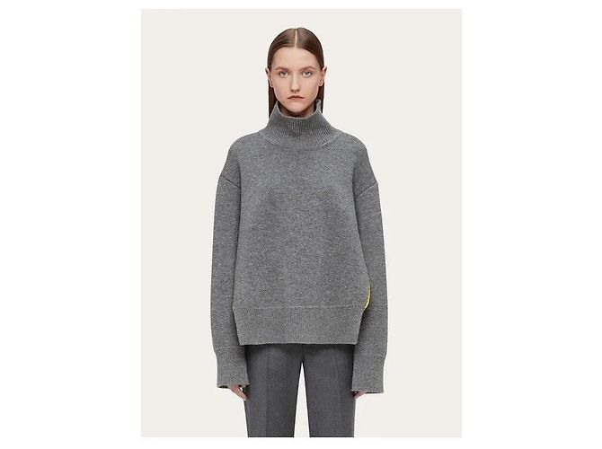 Salvatore Ferragamo Ferragamo Poncho aus Wollmischgewebe in Grau mit gelbem Innenfutter - Ansicht 10