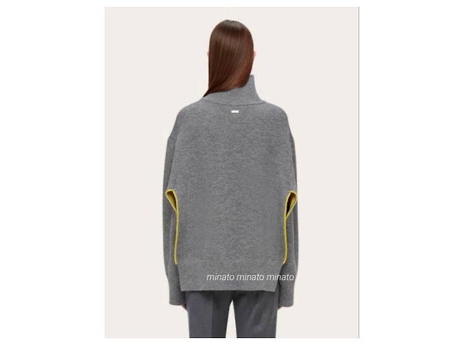 Salvatore Ferragamo Ferragamo Poncho aus Wollmischgewebe in Grau mit gelbem Innenfutter - Ansicht 11