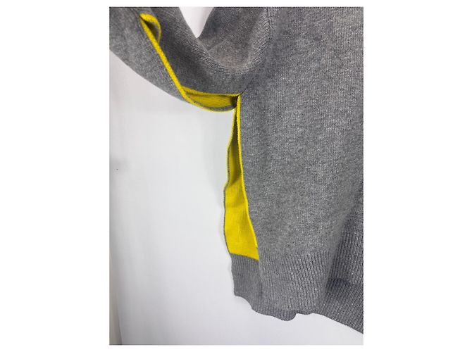 Salvatore Ferragamo Ferragamo Poncho aus Wollmischgewebe in Grau mit gelbem Innenfutter - Ansicht 3