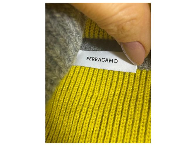 Salvatore Ferragamo Ferragamo Poncho aus Wollmischgewebe in Grau mit gelbem Innenfutter - Ansicht 4