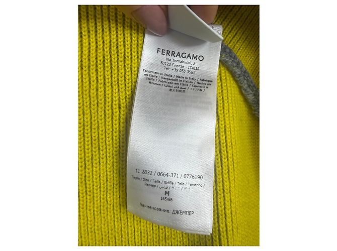 Salvatore Ferragamo Ferragamo Poncho aus Wollmischgewebe in Grau mit gelbem Innenfutter - Ansicht 5