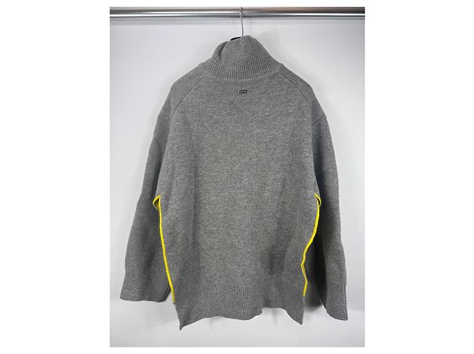 Salvatore Ferragamo Ferragamo Poncho aus Wollmischgewebe in Grau mit gelbem Innenfutter - Ansicht 7