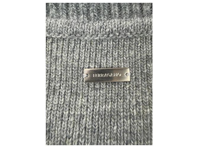 Salvatore Ferragamo Ferragamo Poncho aus Wollmischgewebe in Grau mit gelbem Innenfutter - Ansicht 8