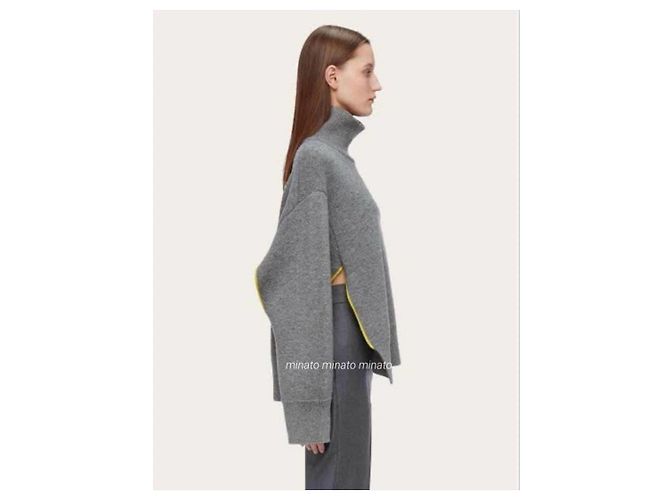 Salvatore Ferragamo Ferragamo Poncho aus Wollmischgewebe in Grau mit gelbem Innenfutter - Ansicht 9