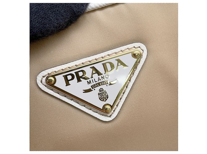 Prada Re-Edition 1978 Medium Handtasche aus Nylon und Leder - Ansicht 12