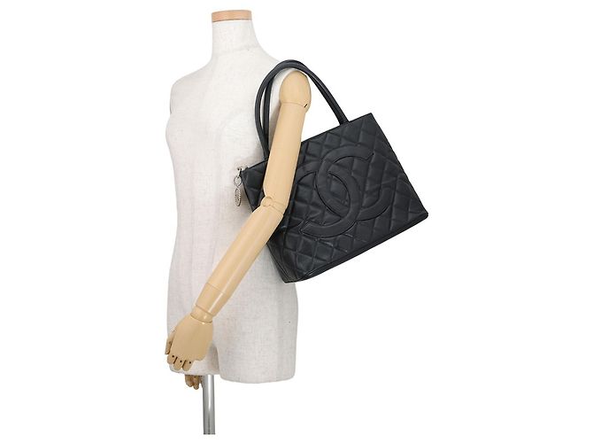 Borsa Tote Chanel in pelle di vitello martellata nera - vista 4