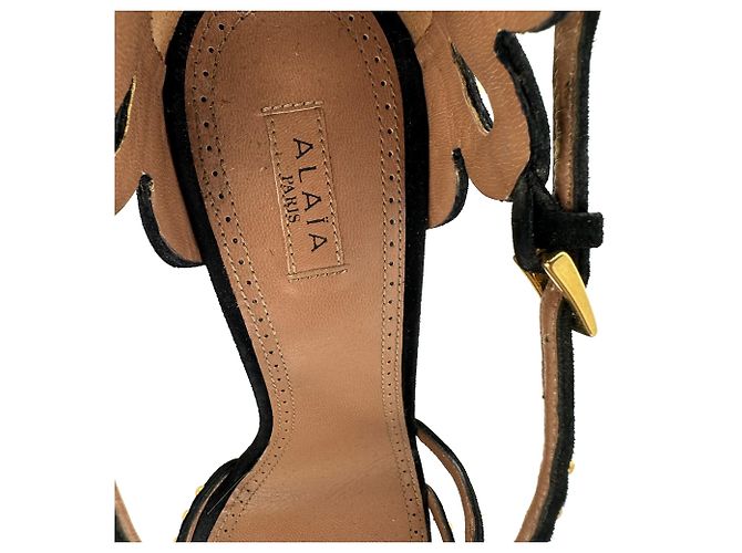 Décolleté Alaïa con dettagli borchiati in camoscio nero - vista 16
