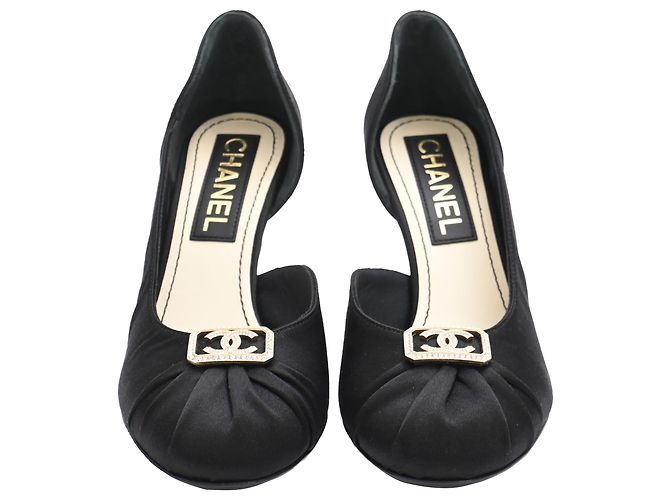 Timeless Chanel CC D'Orsay Pumps aus schwarzem Satin - Ansicht 2