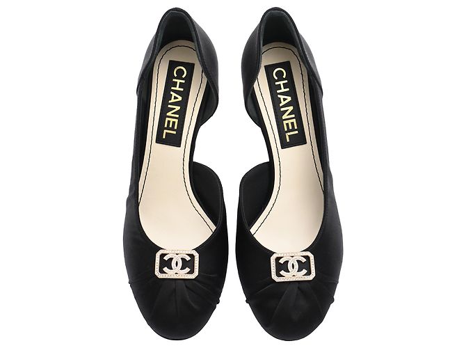 Timeless Chanel CC D'Orsay Pumps aus schwarzem Satin - Ansicht 5