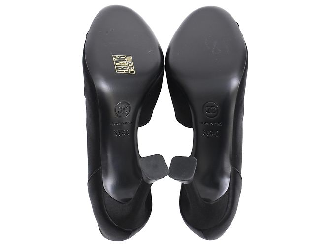 Timeless Chanel CC D'Orsay Pumps aus schwarzem Satin - Ansicht 6