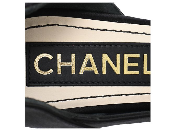 Timeless Chanel CC D'Orsay Pumps aus schwarzem Satin - Ansicht 7