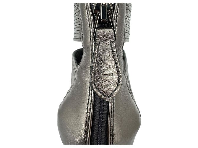 Alaïa Cage Wave Stiletto aus silbernem Leder - Ansicht 11