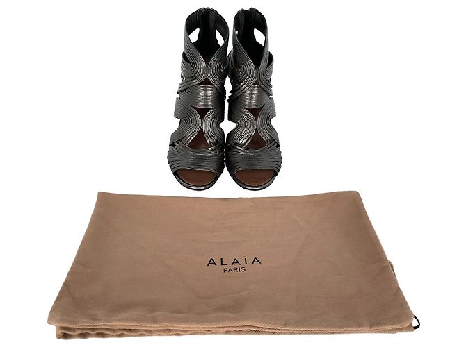 Alaïa Cage Wave Stiletto aus silbernem Leder - Ansicht 16
