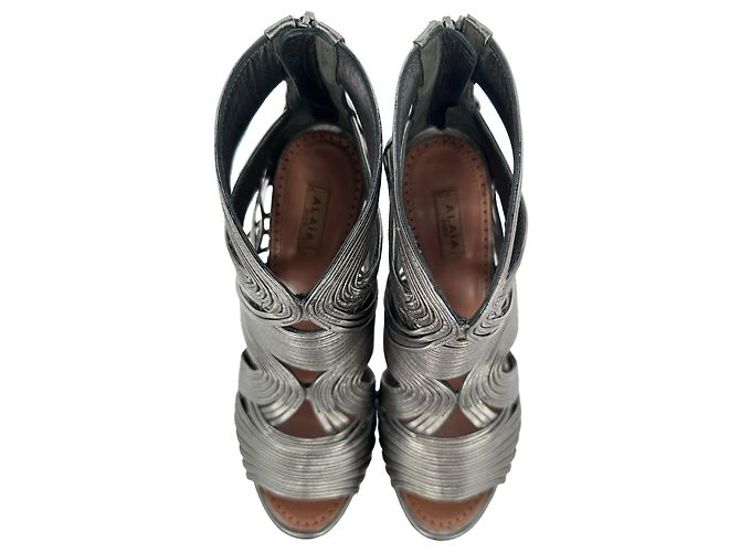 Alaïa Cage Wave Stiletto aus silbernem Leder - Ansicht 4
