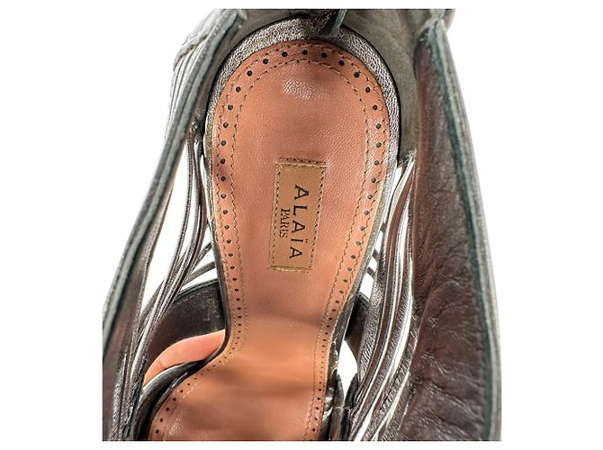 Alaïa Cage Wave Stiletto aus silbernem Leder - Ansicht 9