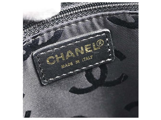 Chanel Surpique Quilted Leather Medium - vista 3