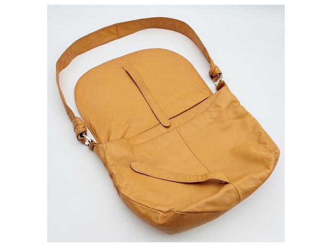 Borsa a tracolla in pelle traforata Anagram Loewe in Camel - vista 13