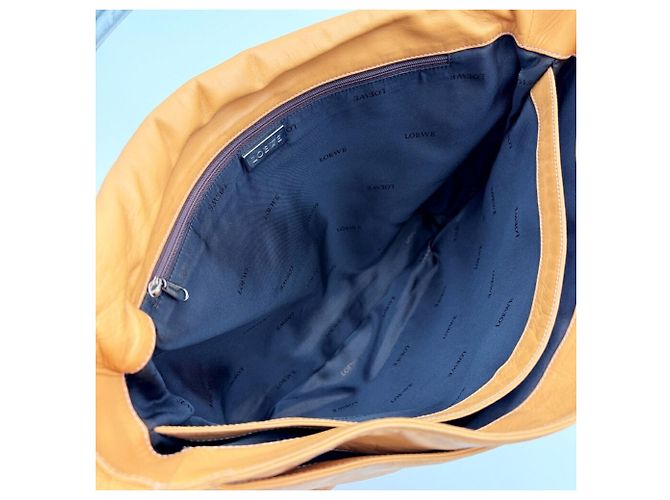 Borsa a tracolla in pelle traforata Anagram Loewe in Camel - vista 17