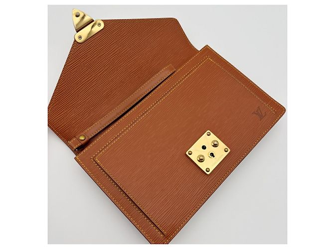Pochette Louis Vuitton da uomo in pelle Epi dorata - vista 12