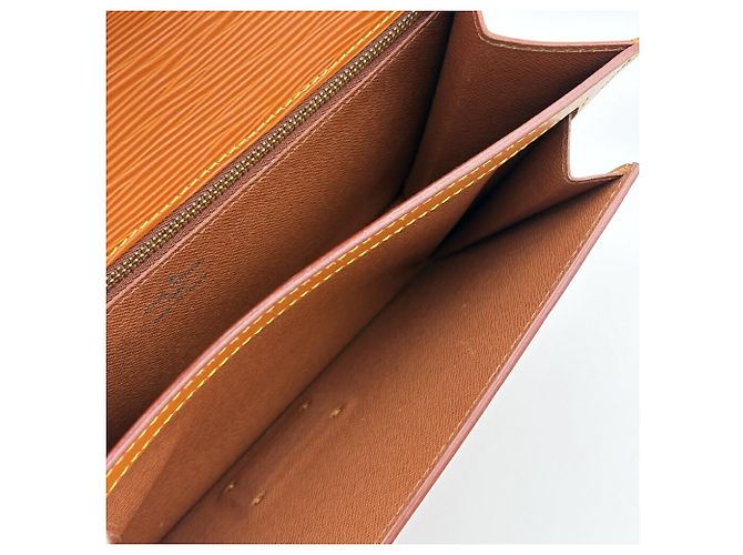 Pochette Louis Vuitton da uomo in pelle Epi dorata - vista 16