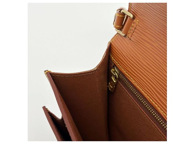 Pochette Louis Vuitton da uomo in pelle Epi dorata - vista 17