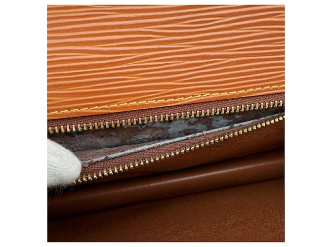Pochette Louis Vuitton da uomo in pelle Epi dorata - vista 18
