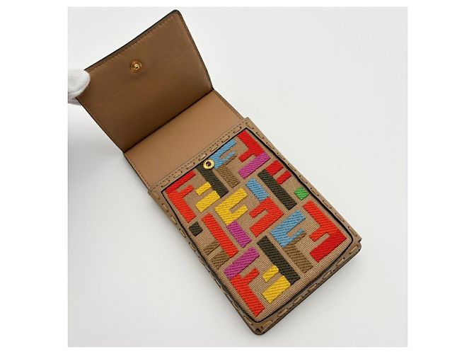 Fendi Handy-Wallet-Hülle in Beige und Multicolor - Ansicht 14