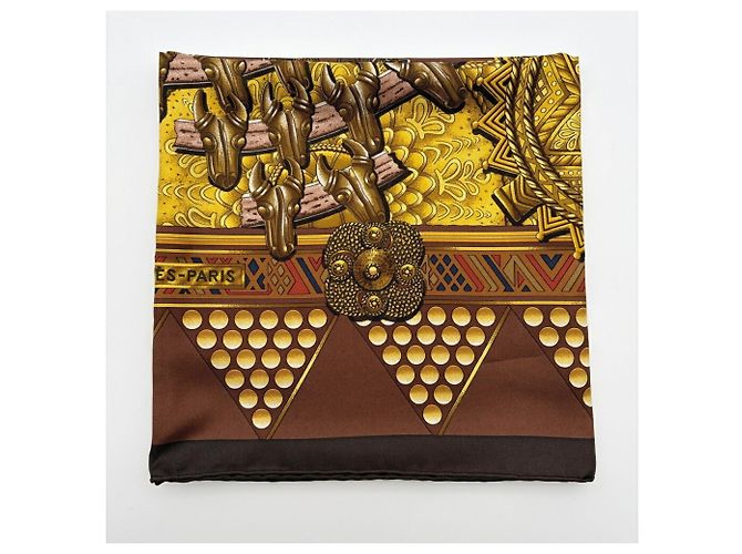 Hermès Pañuelo de seda Hermes Carre 90 en marrón y dorado - vista 11