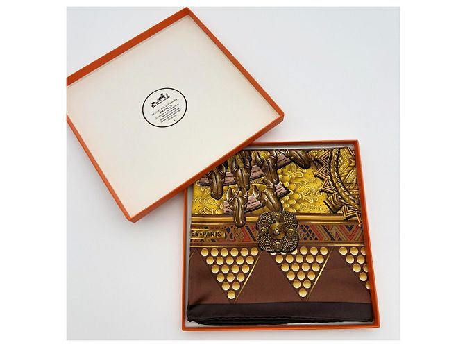 Hermès Pañuelo de seda Hermes Carre 90 en marrón y dorado - vista 12