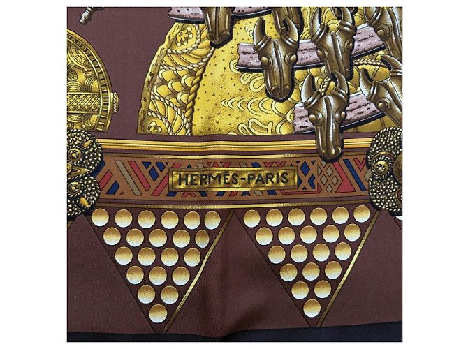 Hermès Pañuelo de seda Hermes Carre 90 en marrón y dorado - vista 4