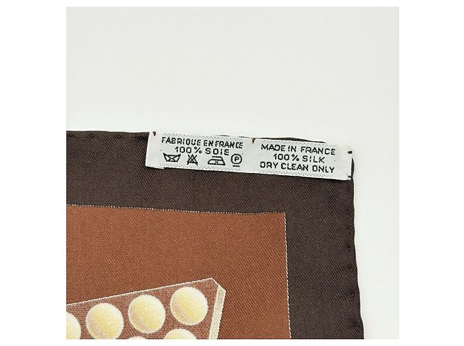 Hermès Pañuelo de seda Hermes Carre 90 en marrón y dorado - vista 8