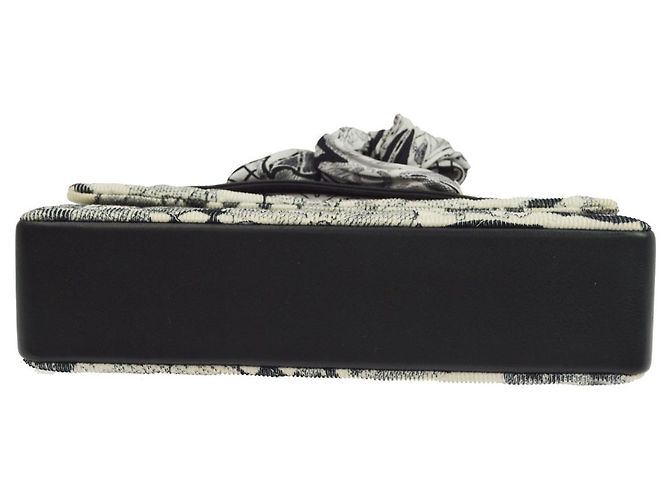 Lenço Chanel Edição Limitada Flap Printed Silk and Leather Medium - vista 7