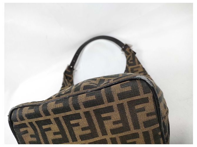 Borsa a tracolla Fendi Mamma Baguette in tela Zucca Medium - vista 4
