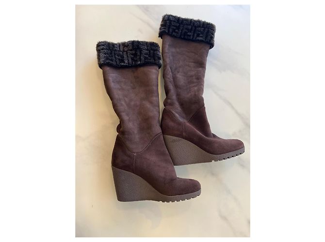 Fendi braune Wildleder-Keilabsatzstiefel mit FF-Pelzbesatz - Ansicht 2