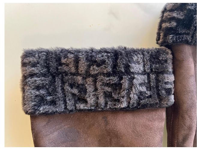 Fendi braune Wildleder-Keilabsatzstiefel mit FF-Pelzbesatz - Ansicht 4