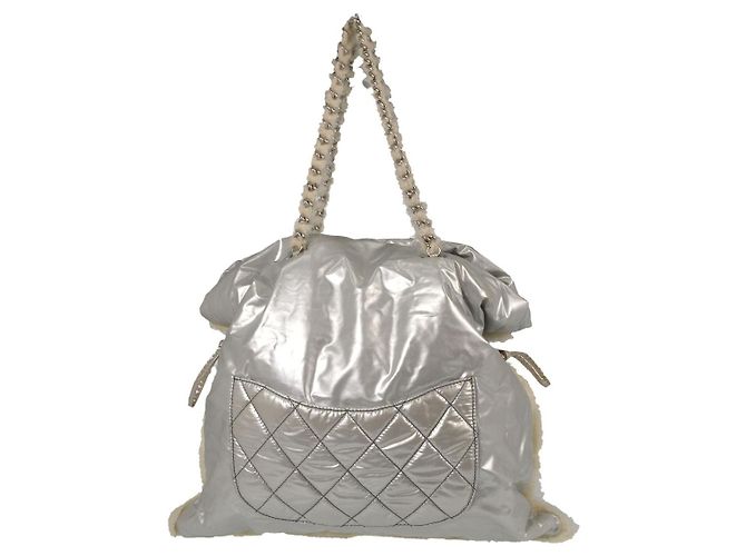 Chanel Polar Bon Bon in vinile e mohair - vista 2