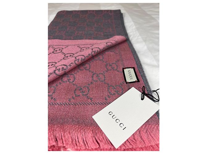 Sciarpa Gucci GG Supreme in lana rosa e grigia - vista 2