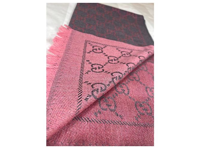 Sciarpa Gucci GG Supreme in lana rosa e grigia - vista 3