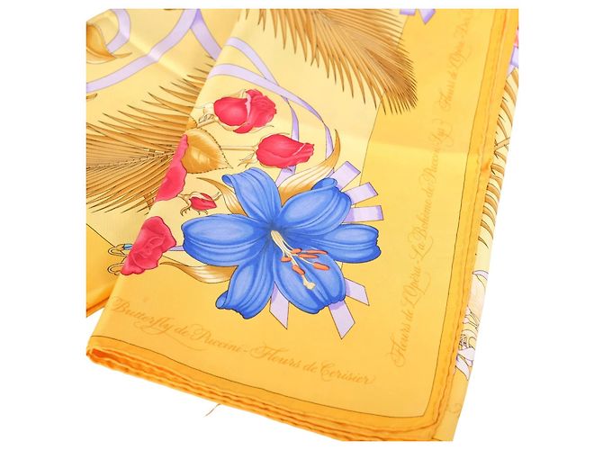 Carré 90 in seta gialla Hermès Vintage “Fleurs De L’opéra” di Julia Abadie - vista 2